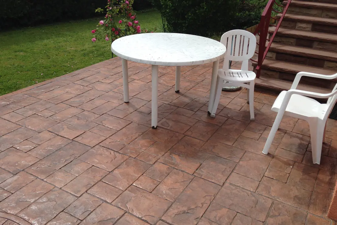 Maison avec sol en béton imprimé dans l'espace de vie extérieur à Béziers